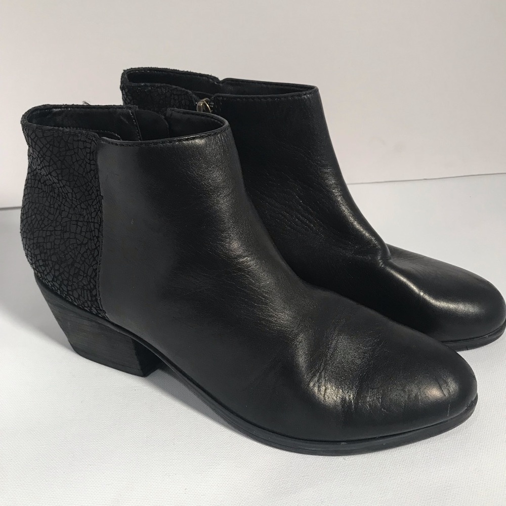 Black leather Clarks Artisans ankle booties sz 10